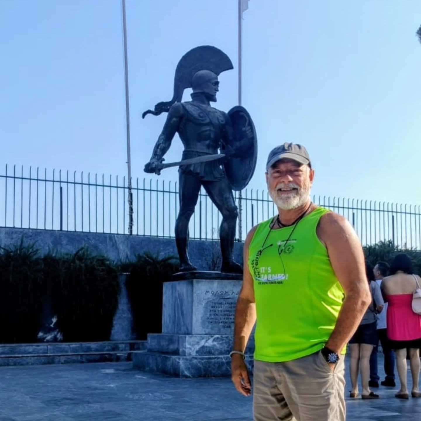 Carlos Adriano diante do monumento a Leônidas, nas Termópilas